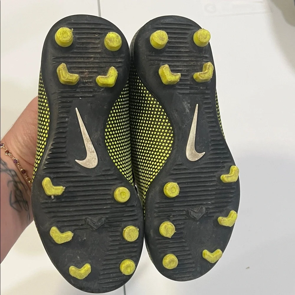 Nike‎ Black and Gray Athletic Shoes